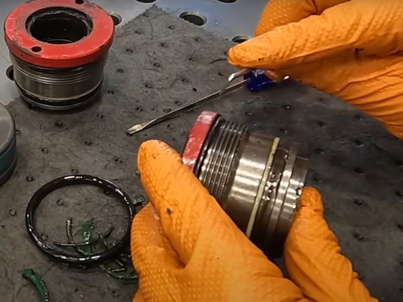 Przewodnik po analizie uszkodzenia uszczelnienia cylindra hydraulicznego