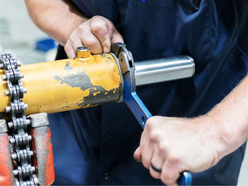 Jak naprawić wyciekający cylinder hydrauliczny